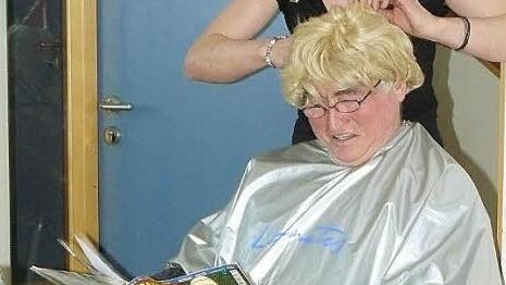 Pater Alard (Rudi Stelzig) bei seiner Friseurin (Ingrid Haas) in Gößweinstein.  Foto: Klaus-Peter Wulf