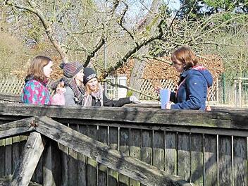 Aufmerksames Zuhören: Bei der Stadtführung durch Bad Rodach für Kinder gibt es einen intensiven Blick in die Vergangenheit.  Foto: ska