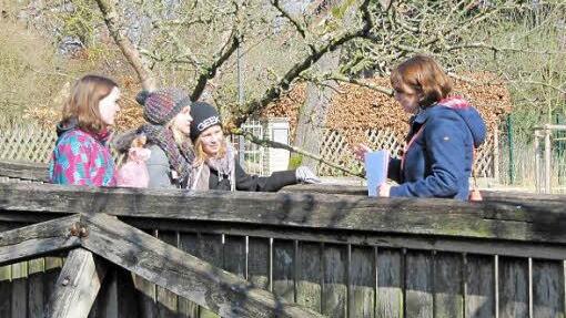 Aufmerksames Zuhören: Bei der Stadtführung durch Bad Rodach für Kinder gibt es einen intensiven Blick in die Vergangenheit.  Foto: ska