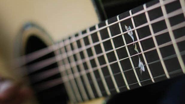 Die Ornamente und schmalen Ränder am Gitarrenkörper aus Perlmutt (Abalone) sind der einzige offensichtliche Schmuck.