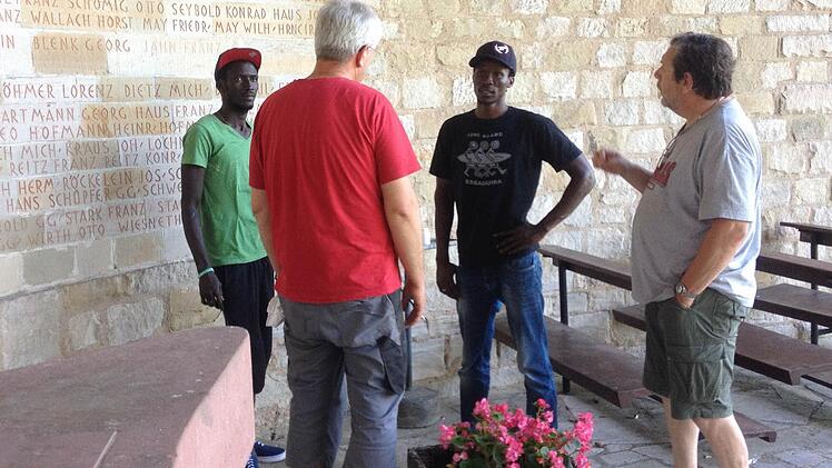 Sowohl Bildhauer Michael Scholl, als auch Jürgen Köhler, der für die Kirchenverwaltung Eltmann die Bücher führt, waren sehr beeindruckt von der Arbeit, die Jamba und Modou an der Kapelle leisteten. Foto: Sabine Weinbeer