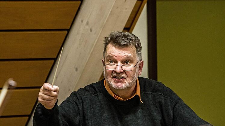 Impressionen von der Probenarbeit mit dem Orchester der "Gesellschaft der Musikfreunde Neustadt" unter Leitung von Hans Stähli. Fotos: Jochen Berger