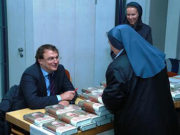 Nach seinem Vortrag signierte Andreas Englisch in Obertrubach noch seine Bücher.  Fotos: Franz Galster