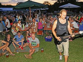 Nicht immer geht es anscheinend so gesittet zu wie beim Seefest der Micherlauer Wasserwacht. Foto: Klaus Gagel (Archiv)