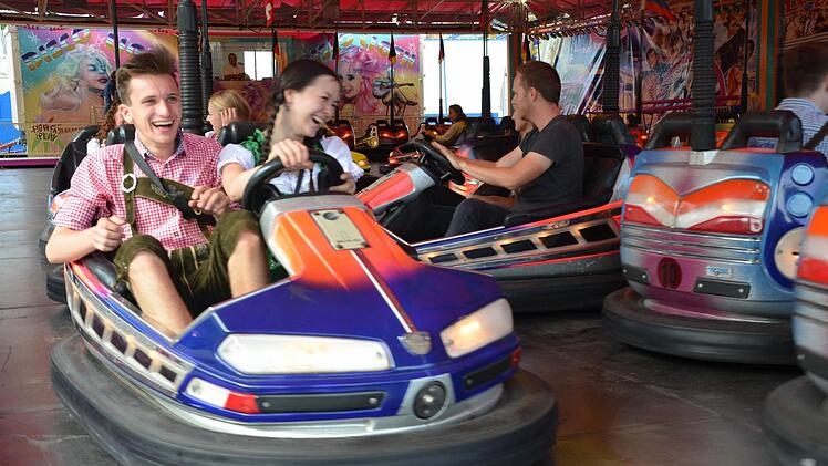 Autoscooter ist und bleibt der Klassiker - egal ob, mit der besten Freundin, dem Partner oder den Kindern. Zusammenst&ouml;&szlig;e sind nicht nur sehr wahrscheinlich, sondern erw&uuml;nscht. Foto: Sandra Hackenberg