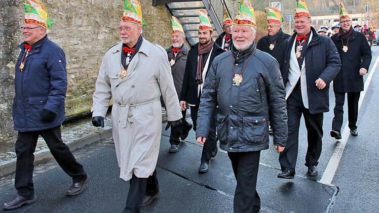 Bei Sonnenschein tanzen, schunkeln und singen kleine und große Narren beim "Faschingsfez" auf dem Anger. Nicht nur die Organisatoren freut's. Foto: Dieter Britz