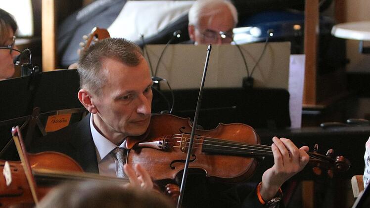Der Musizierkreis Neustadt unter Leitung von Norbert Luche gestaltete seine Kaffeehausmusik in Meilschnitz. Foto: Jochen Berger