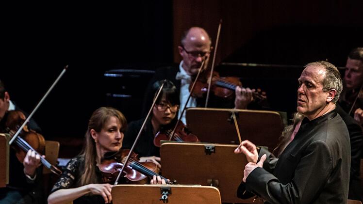 Bei der Beethoven-Gala im Coburger Kongresshaus begeisterte Alexander Lonquich gleich doppelt - als Pianist und als Dirigent des Philharmonischen Orchesters.Foto: Jochen Berger
