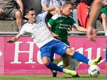 Die Vertretung für Armin Eck: Dominik Zwosta (grünes Trikot) - hier im Zweikampf mit dem Unterpleichfelder Julian Horn - steht heute beim SV Friesen erstmals als Trainer an der Seitenlinie.  Foto: Heinrich Weiß