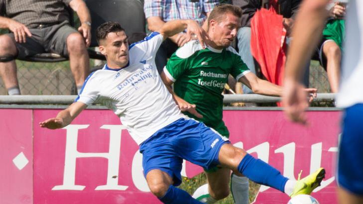 Die Vertretung für Armin Eck: Dominik Zwosta (grünes Trikot) - hier im Zweikampf mit dem Unterpleichfelder Julian Horn - steht heute beim SV Friesen erstmals als Trainer an der Seitenlinie.  Foto: Heinrich Weiß