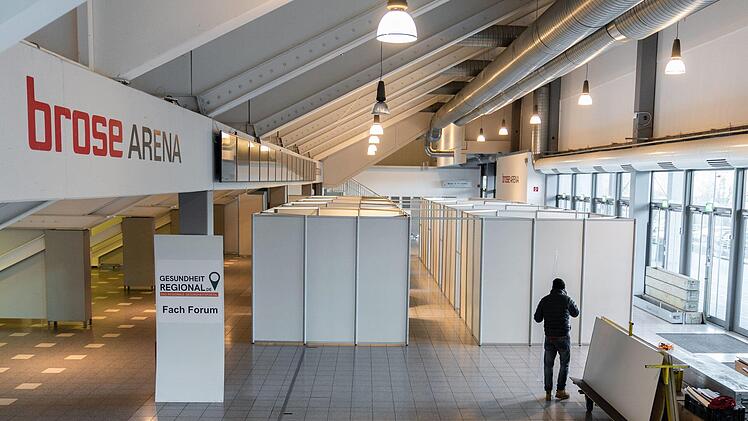 Im Foyer der Brose-Arena ist schon alles bereit, wenn demnächst hier Impfungen gegen das Coronavirus stattfinden sollen. Foto: Nicolas Armer/dpa