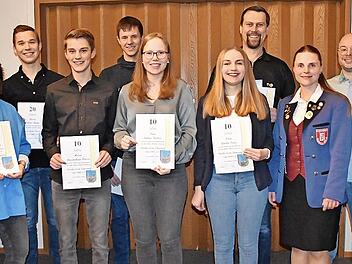 Der Musikverein Thurnau hat langjährige aktive und passive Mitglieder geehrt. Unser Bild zeigt (von links) Heinrich Ramming vom Nordbayerischen Musikbund, Stefanie Heinl, Tobias Hahn, Maximilian Flieser, Fabian Einwag, Emma Müller, Amelie Popp, R...