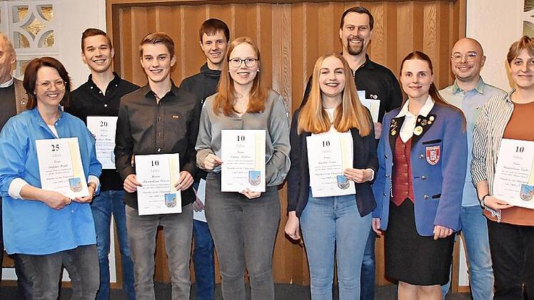 Der Musikverein Thurnau hat langjährige aktive und passive Mitglieder geehrt. Unser Bild zeigt (von links) Heinrich Ramming vom Nordbayerischen Musikbund, Stefanie Heinl, Tobias Hahn, Maximilian Flieser, Fabian Einwag, Emma Müller, Amelie Popp, R...