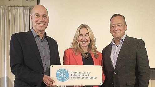 Joachim Selzam (l.) und Danilo Nicodemus nahmen die Auszeichnung aus den Händen von Anna Stolz entgegen.