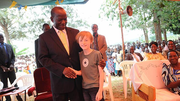 Marc Reif steht nach dem Festgottesdienst neben Ugandas Vizepräsident Edward Kiwanuka Sekandi Foto: Stefan Reinmann