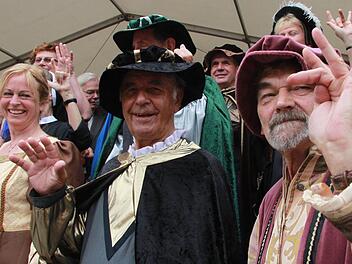Staffelsteiner Stadträte lernen das Rechnen mit den Fingern, um auf dem Markt feilschen zu können, wie es im Mittelalter üblich war. Professor Reich unterwies sie beim Altstadtfest-Auftakt darin. Fotos: Matthias Einwag