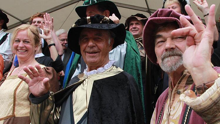 Staffelsteiner Stadträte lernen das Rechnen mit den Fingern, um auf dem Markt feilschen zu können, wie es im Mittelalter üblich war. Professor Reich unterwies sie beim Altstadtfest-Auftakt darin. Fotos: Matthias Einwag