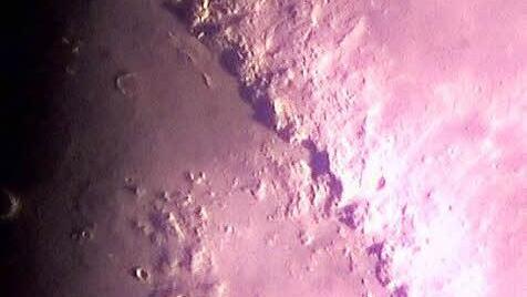 Der Mond in 500-facher Vergrößerung, von Willy Oberender fotografiert.