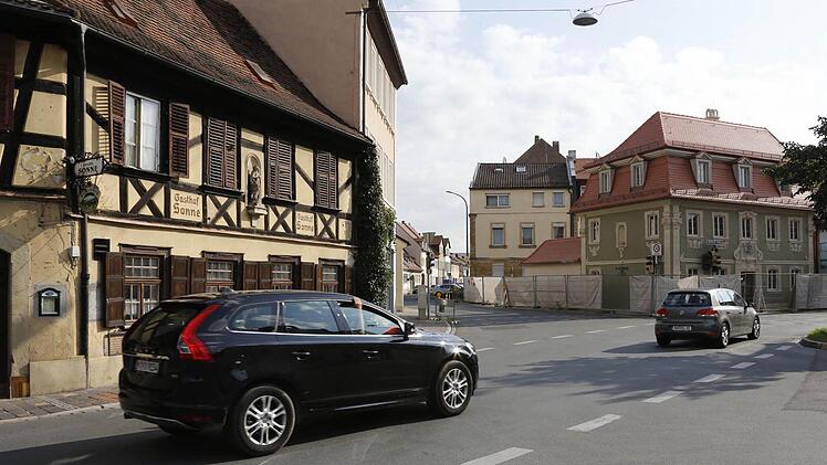 Ab heute müssen sich Autos, Busse und Fahrradfahrer eine Fahrbahn der Nürnberger Straße teilen.  Foto: Matthias Hoch
