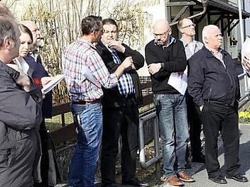 Dachgauben ja oder nein, das war die Frage bei der Besichtigung des Kulturhauses in Johannisthal durch den Bauausschuss der Gemeinde Küps.  Foto: Michael Wunder