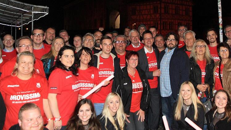 Brose Bamberg auf dem Geyerswörth-Steg: Kick-Off-Gruppenfoto mit den neuen "Brovissimo"-Play-Off-Shirts Foto: Bertram Wagner