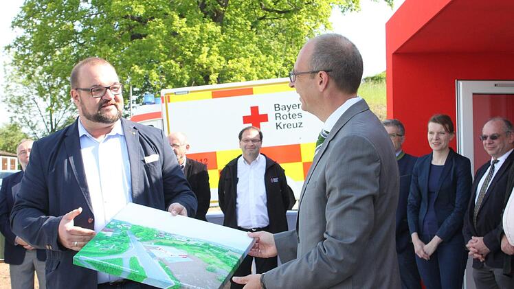 Architekt Johannes Morhard (links) übergab dem BRK-Kreisvorsitzenden und Landrat Christian Meißner ein Luftbild der Rettungswache. Foto: Popp
