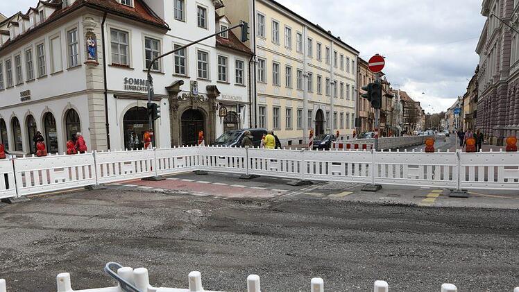 durch Absperrungen eingeengt ... Foto: Barbara Herbst