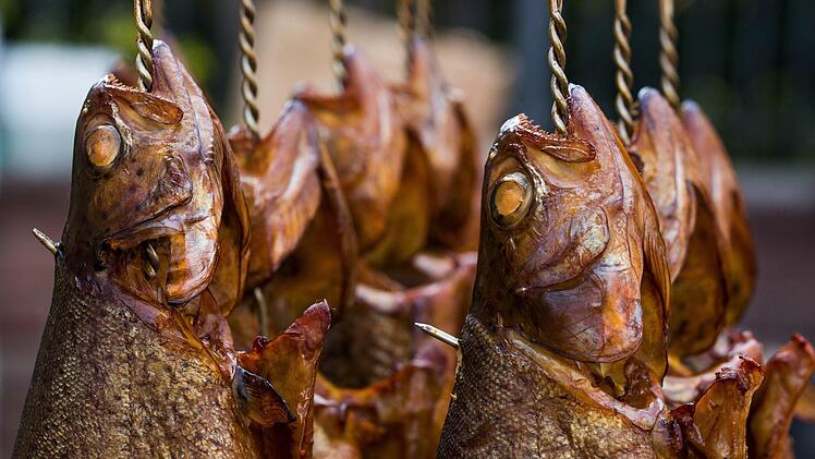 Ger&auml;ucherte Forelle geh&ouml;rt zu den Spezialit&auml;ten der Rh&ouml;n. Foto: Holger Leue