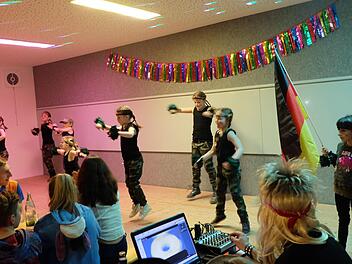 Auch die Kinder zeigten in Wermerichshausen, dass sie  Fasching feiern können. Foto: Philipp Bauernschubert