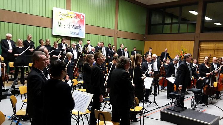 Viel Beifall gab es in Neustadt für die Uraufführung der 2. Sinfonie des in Ahorn lebenden Komponisten Gerhard Deutschmann. Umjubelte Solistin beim Konzert der Musikfreunde unter Leitung von Hans Stähli war die Cellistin  Hanna Pyrozhkova.Foto: Jochen Berger