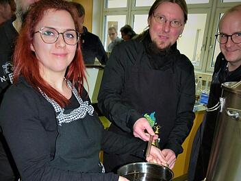 Iris Kastner hat sich zusammen mit ihrem Ehemann Christian (rechts daneben)  an dem irischen Bier Stout versucht. Beide sind Mitglied der Coverband "Hops`n`Malt" aus Kulmbach. Foto: Werner Reißaus