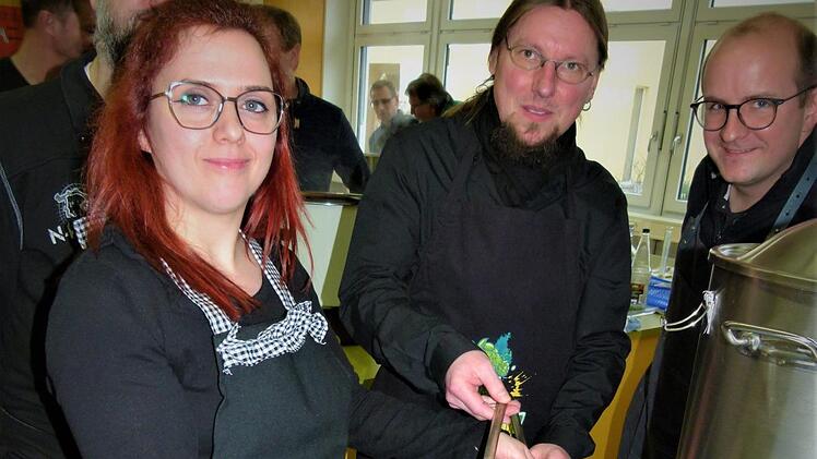 Iris Kastner hat sich zusammen mit ihrem Ehemann Christian (rechts daneben)  an dem irischen Bier Stout versucht. Beide sind Mitglied der Coverband "Hops`n`Malt" aus Kulmbach. Foto: Werner Reißaus
