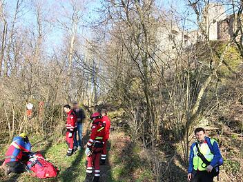 Nach dem Sturz aus rund sieben Metern Höhe blieb die 23-Jährige am Fuß der Burgruine verletzt liegen. Nach der medizinischen Versorgung wurde sie mit einer Seilwinde im Luftrettungssack ausgeflogen.