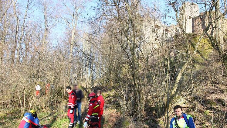 Nach dem Sturz aus rund sieben Metern Höhe blieb die 23-Jährige am Fuß der Burgruine verletzt liegen. Nach der medizinischen Versorgung wurde sie mit einer Seilwinde im Luftrettungssack ausgeflogen.