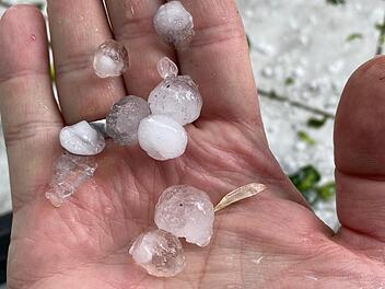 Schwabach: Unwetter mit Hagel zerstört Terrassendach