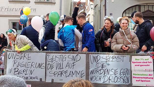 Bamberger Faschingsumzug 2024 "in der Galaxie" - das sind die sch&ouml;nsten Bilder
