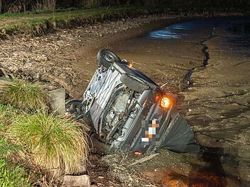 Spektakulärer Unfall im Kreis Forchheim - Betrunkener Autofahrer überschlägt sich und landet in Weiher