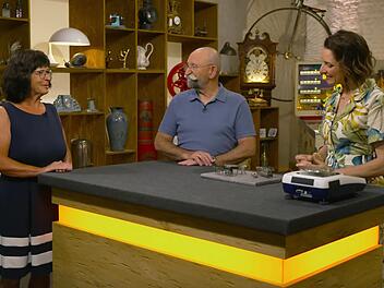 Ein angeblich royaler Hintergrund eines Mitbringsels bei "Bares f&uuml;r Rares" lie&szlig; nicht nur Horst Lichter zweifeln.