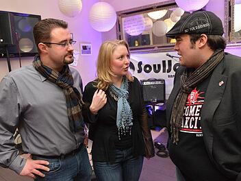 Filmemacher Marc Litz (rechts)  unterhält sich auf der Aftershow-Party mit Patrick Bayersdorfer und Christine Müller. Fotos: Ronald Rinklef