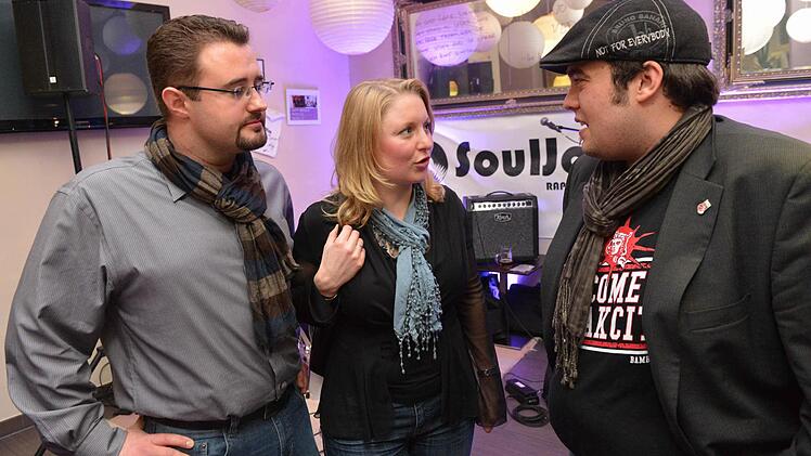 Filmemacher Marc Litz (rechts)  unterhält sich auf der Aftershow-Party mit Patrick Bayersdorfer und Christine Müller. Fotos: Ronald Rinklef