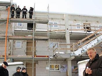 Den Richtspruch brachten die Dachdecker aus, Oberbürgermeister Norbert Kastner (rechts) erläuterte, warum die Wohnbau in Wüstenahorn neue Wohnungen baut. Foto: Simone Bastian