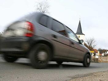Die Bürger in Moggast müssen weiter auf einen Gehweg warten. Der Ebermannstadter Stadtrat sind aktuell die Kosten zu hoch. Foto: Josef Hofbauer