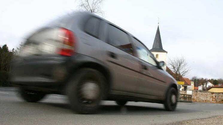 Die Bürger in Moggast müssen weiter auf einen Gehweg warten. Der Ebermannstadter Stadtrat sind aktuell die Kosten zu hoch. Foto: Josef Hofbauer