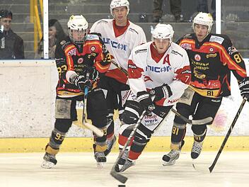 Haßfurt Topscorer Eugen Nold (Zweiter von rechts) schnappt sich den Puck und läuft aufs Peißenberger Tor. Die "Eishackler" Valentin Hörndl (links) und sein Teamkollege Dominik Ebentheuer können ihn daran nicht hindern. Im Hintergrund Patrik Dzemla.