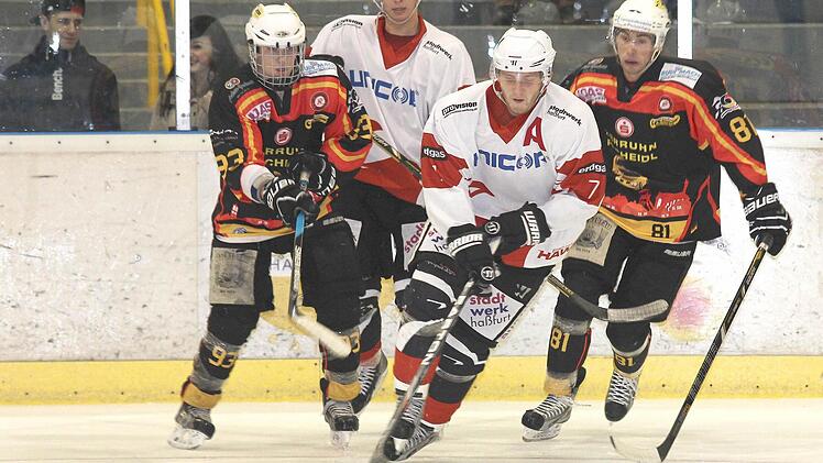 Haßfurt Topscorer Eugen Nold (Zweiter von rechts) schnappt sich den Puck und läuft aufs Peißenberger Tor. Die "Eishackler" Valentin Hörndl (links) und sein Teamkollege Dominik Ebentheuer können ihn daran nicht hindern. Im Hintergrund Patrik Dzemla.