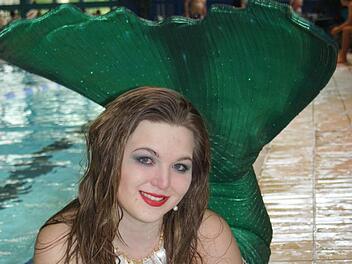 Sarah Trautner begeisterte beim Wassertag die Besucher im Aquaria und zeigte, dass es gar nicht so einfach ist, mit einer Meerjungfrauenflosse zu schwimmen. Foto: Astrid Hess
