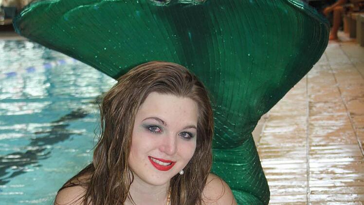 Sarah Trautner begeisterte beim Wassertag die Besucher im Aquaria und zeigte, dass es gar nicht so einfach ist, mit einer Meerjungfrauenflosse zu schwimmen. Foto: Astrid Hess