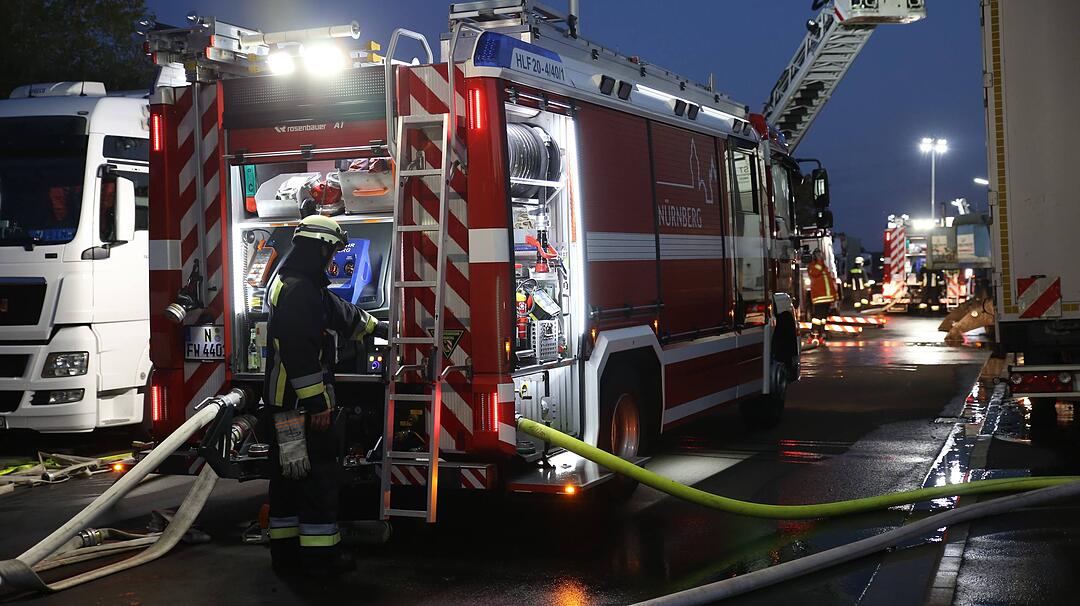 Brand im Gewerbegebiet von Nuernberg