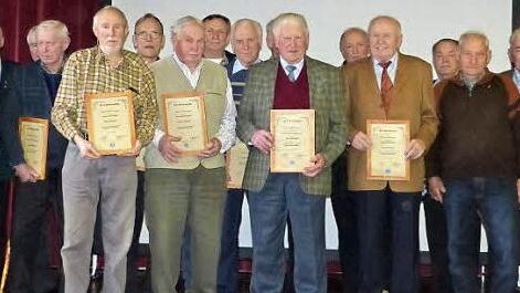 Drei verdiente, langjährige Feldgeschworene wurden für ihre lange Mitgliedschaft mit der Ehrennadel der Feldgeschworenenvereinigung in Gold ausgezeichnet, 16 Siebenern trug Vorsitzender Heinz Mösch die Ehrenmitgliedschaft an. Unser Bild zeigt sie im Kreise der Ehrengäste und des Vorstands.