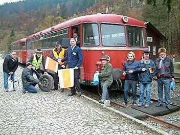 Eine vertragliche Vereinbarung hat der Lügensagerverein Steinwiesen mit den Eisenbahnfreunden Rodachtal über eine Kooperation für Nordhalben getroffen. Unser Bild zeigt die beiden Verantwortlichen Reinhard Beierkuhnlein und Ralf Ellinger (Vierter und Fünfter von links) kurz nach der Urkundenunterzeichnung. Mit im Bild das LSV-Präsidium.  Foto: H. Franz